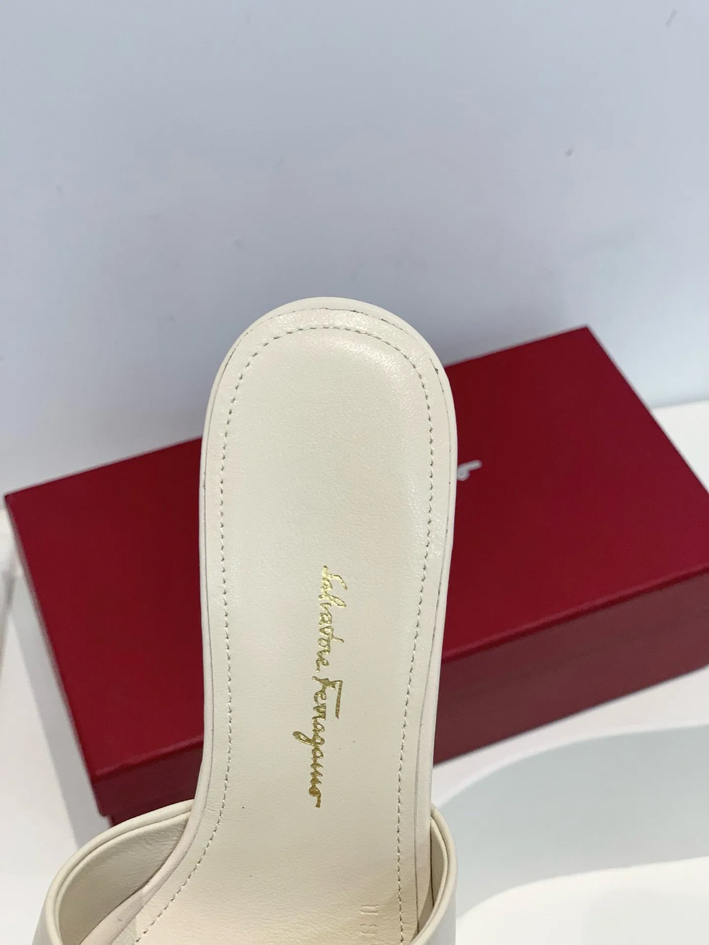 SE1381 Ferragamo Slide / Size5-11